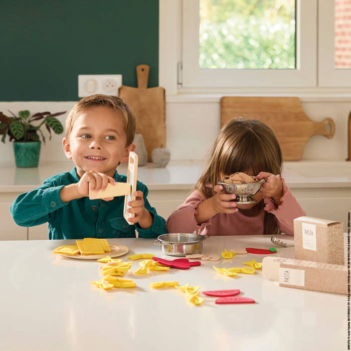 Bambini giocano con Set Pasta e Accessori Janod
