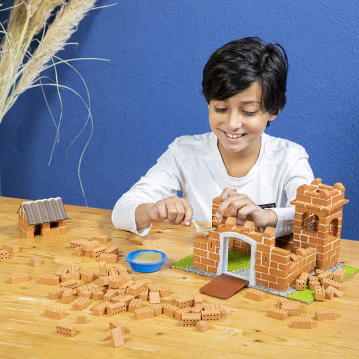 Bambino gioca con il Grande Castello Teifoc 435 pz