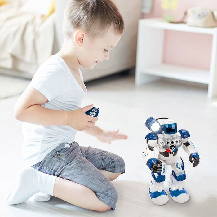 Bambino gioca con Robot Poliziotto Patrol Xtrem Bots